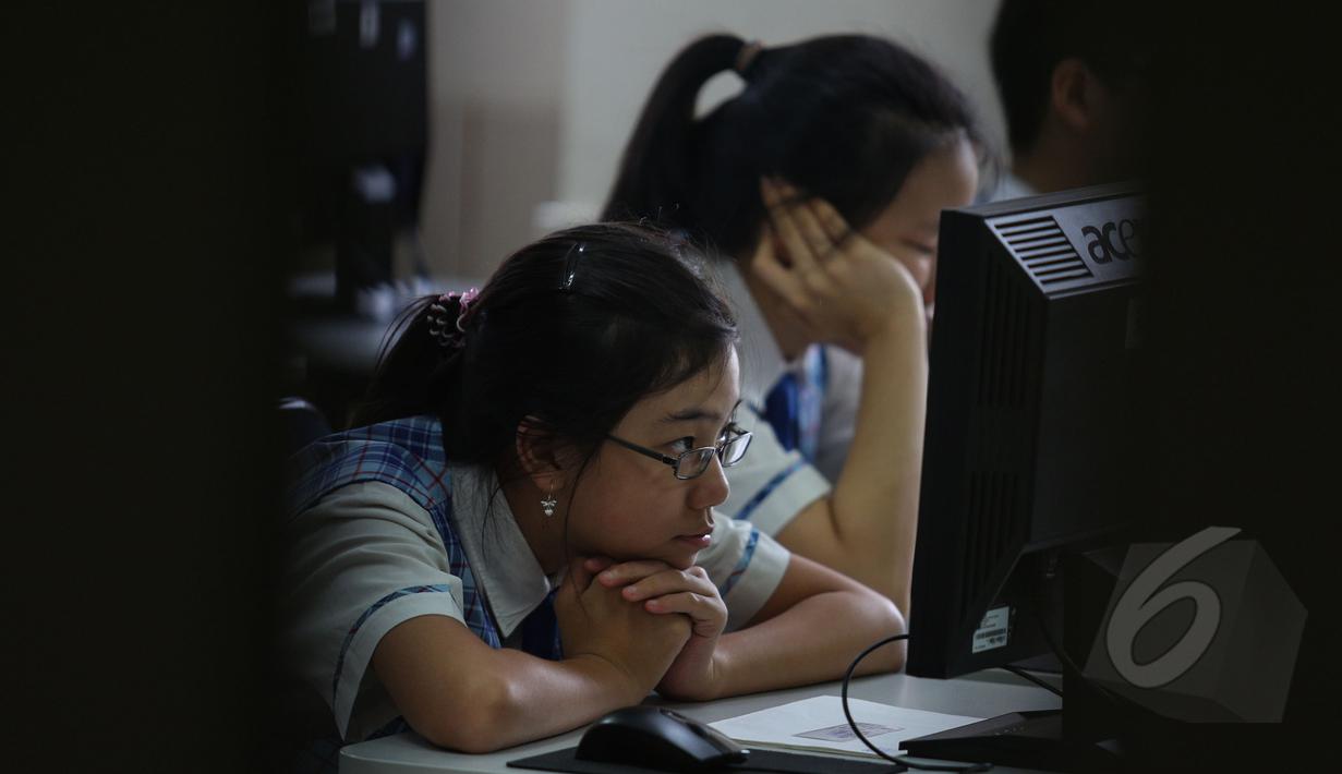 Siswa bersiap mengikuti Ujian Nasional (UN) berbasis komputer atau Computer Based Test (CBT) di SMPK Penabur 2, Jakarta, Senin (4/5). SMPK Penabur 2 menjadi satu-satunya SMP yang melaksanakan UN berbasis komputer di Jakarta. (Liputan6.com/Faizal Fanani)