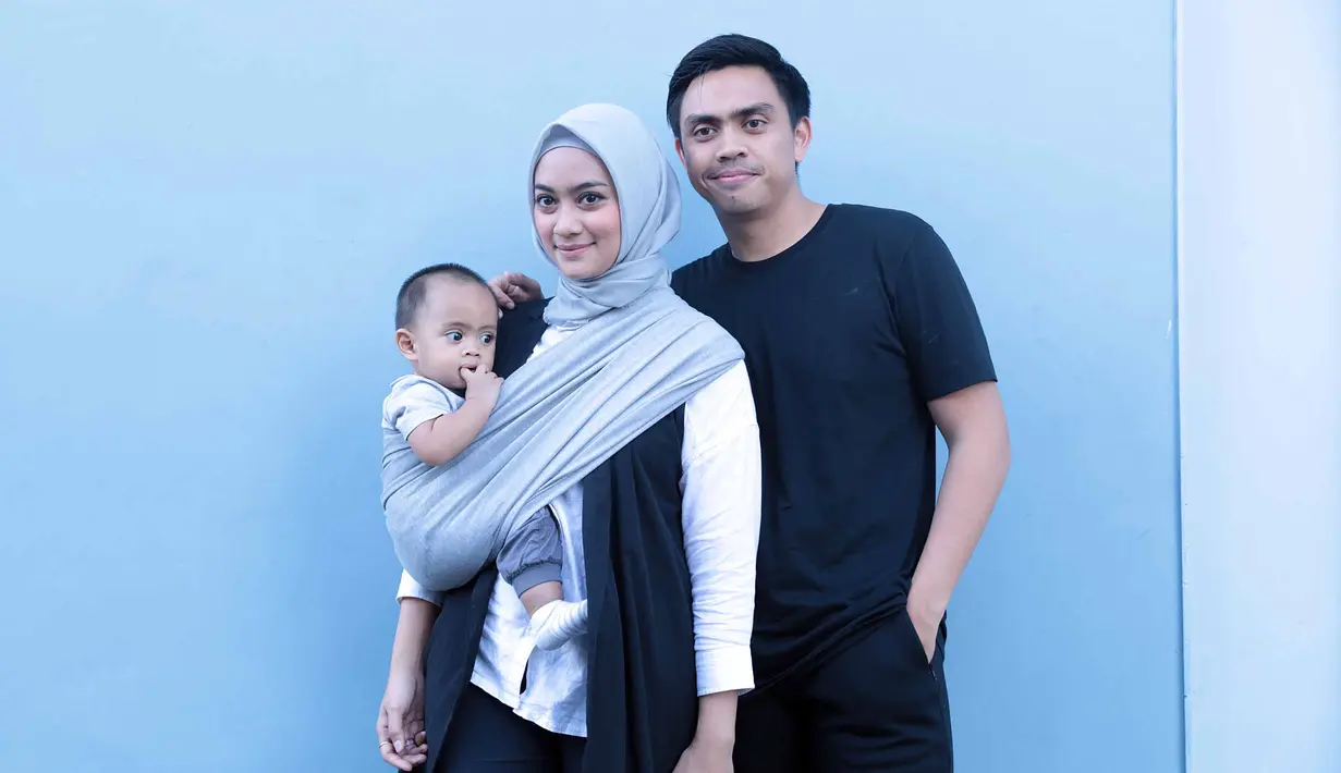 Pasangan Ayu Bing Slamet dan Muhammad Pradhana Budiarto alias Dito telah dikaruniai seorang momongan. Kehadiran anak pertamanya, hingga kini ia masih bisa mengasuh sendiri tanpa jasa pengasuh. (Deki Prayoga/Bintang.com)
