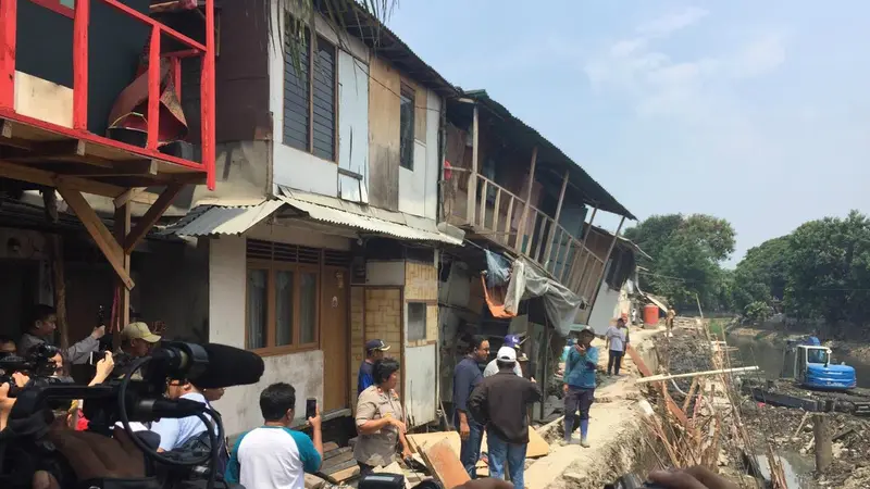 Gubernur DKI Jakarta Anies Baswedan meninjau lokasi rumah yang ambles di bantaran Kali Anak Ciliwung, Pademangan.