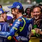 Ekspresi pembalap Movistar Yamaha, Valentino Rossi (kanan), dan rekan setimnya, Maverick Vinales, setelah kualifikasi MotoGP Italia, di Sirkuit Mugello, Minggu (3/6/2018). (Twitter/Yamaha MotiGP)