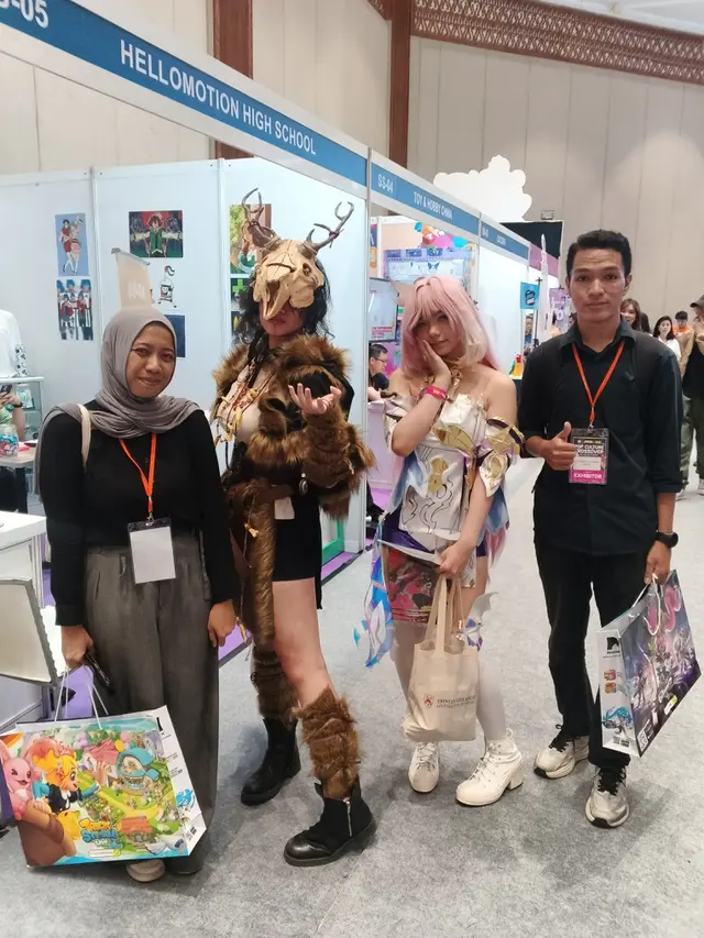 Cosplay liander(sebelah kiri dengan topeng rusa di kepalanya)