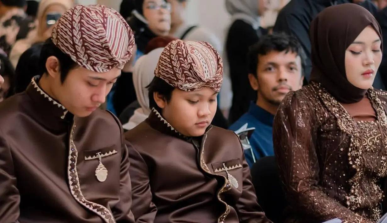 Kebaya yang dikenakan Putri Delina adalah model kutubaru berwarna cokelat tua, terbuat dari brokat dengan bordir bunga dan payet yang berkilauan. Warna cokelat tua yang dipilih juga memberikan nuansa hangat, selaras dengan tema busana keluarga. (Liputan6.com/IG/@putridelinaa)