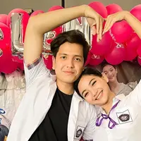 Putri musisi rock Rudy Chysara ini merayakan hari bertambahnya usia bersama orang terdekatnya, termasuk sang pacar Rendi Jhon. Kebahagiaan pun terpancar dari raut wajah keduanya. Dalam posenya, pasangan kekasih ini bergaya dengan membentuk simbol love dengan tangan. (Liputan6.com/IG/@glencachysaraofficial)