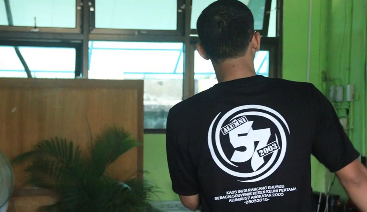 Alumni SMAN 57 angkatan 2003 mengadakan reuni dengan tema "Dulu, Kini dan Selamanya" di gedung SMAN 57 Jakarta, Minggu (29/3/2015). Tampak salah satu peserta mengenakan kaos yang dibuat khusus untuk acara tersebut. (Dok.Pribadi)