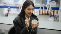 Maudy Ayunda Ungkap Potensi Tamanu, Bahan Aktif Skincare Lokal untuk Atasi Jerawat