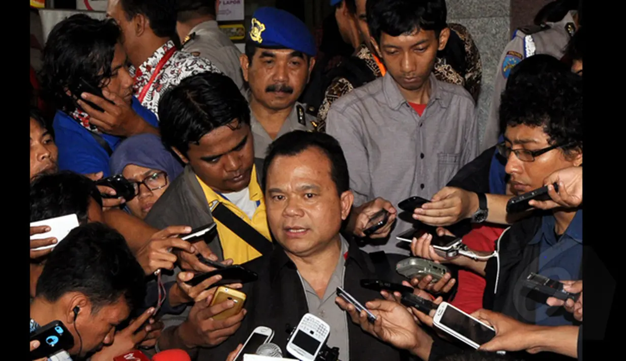 Kadiv Humas Mabes Polri Irjen Pol Ronny F Sompie saat memberikan keterangan terkait penangkapan Wakil Ketua KPK Bambang Widjojanto di Mabes Polri, Jakarta,  Jumat (23/1/2015). (Liputan6.com/Miftahul Hayat)