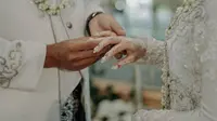 Simak pengakuan pengantin Boyolali yang videonya viral setelah gelar pernikahan di dalam bus demi menghindari kerumunan saat PPKM. (FOTO: Pexels/deden dicky ramdhani).