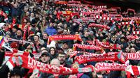 Para suporter Liverpool membentangkan syal saat mendukung timnya dalam laga lanjutan Liga Inggris 2024/2025 melawan Wolverhampton di Anfield, Liverpool, Inggris, Minggu (16/02/2025). (AFP/Darren Staples)