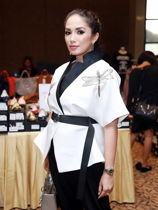 "Jenis kelamin belum, nanti bulan depan. Apa saja. Kalau bisa cewek lagi enggak apa-apa, cowok juga enggak apa-apa. Kalau suami sih inginnya cewek lagi," aku Ussy Sulistiawaty, di Plaza Indonesia, Jakarta Pusat, Jumat (2/9). (Deki Prayoga/Bintang.com)