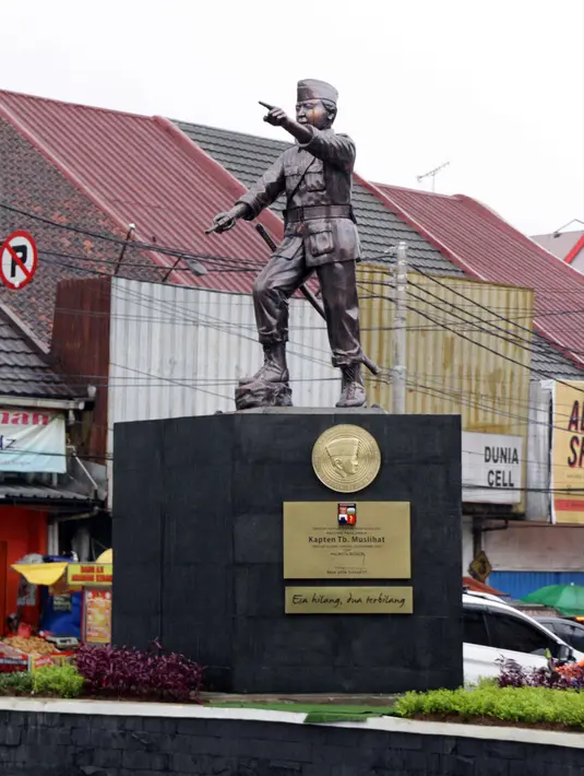 Patung Kapten Tubagus Muslihat di Simpang Jalan Kapten Muslihat, Kota Bogor, Jawa Barat, Senin (26/12/2022). Patung hasil karya seniman Yayat Darajat ini merekonstruksi wajah, tubuh dan perawakan pahlawan yang gugur di medan perang usai tertembak di Jembatan Merah. (Liputan6.com/Magang/Aida Nuralifa)