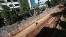 Suasana pembangunan proyek underpass Matraman di Jakarta, Rabu (5/4). Proyek senilai Rp118 miliar itu ditargetkan selesai pada akhir 2017. (Liputan6.com/Immanuel Antonius)