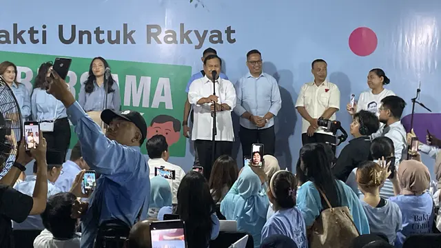Calon Presiden (Capres nomor urut 2, Prabowo Subianto saat memberikan sambutan di acara Relawan Bakti untuk Rakyat di kediamannya, Senin (29/1/2024).