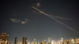 Iran meluncurkan gelombang serangan rudal dan drone balistik ke wilayah Israel pada Sabtu 28 Februari 2026 malam, hingga Minggu 1 Maret 2026 dini hari waktu setempat. Tampak dalam foto, jejak-jejak pencegahan rudal pertahanan udara terlihat di Tel Aviv, Israel, Sabtu 28 Februari 2026. (AP Photo/Ohad Zwigenberg)