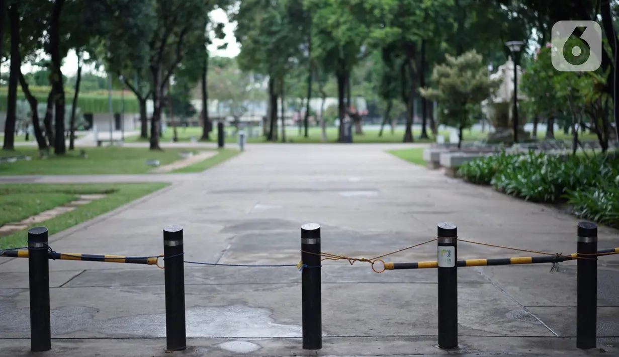 Suasana Taman Lapangan Banteng yang tutup di Jakarta, Minggu (20/9/2020). Seluruh taman kota dan hutan kota ditutup kembali untuk sementara terkait pemberlakuan PSBB total di Jakarta guna menekan penyebaran virus covid-19. (Liputan6.com/Immanuel Antonius)