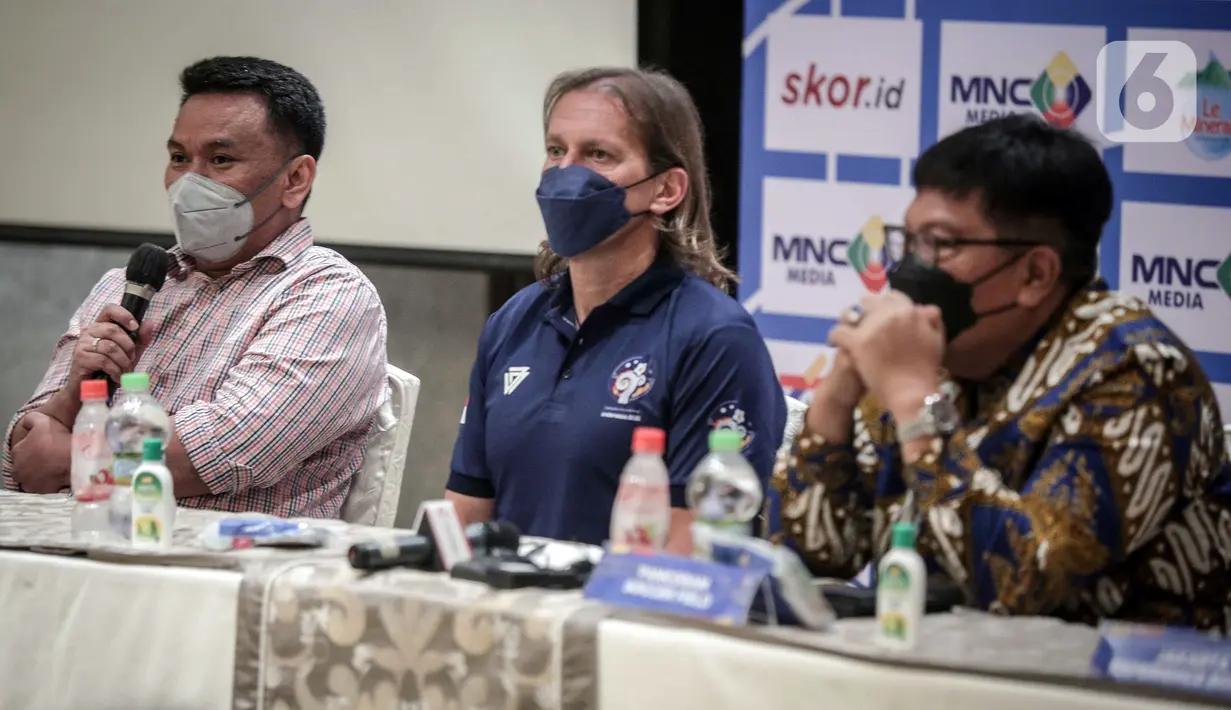 Project Director JIS Iwan Takwin saat konferensi pers International Youth Championship (IYC) 2021 di Hotel Shangri-La, Jakarta, Selasa (12/4/2022). Selain Barcelona U-18 dan Atletico Madrid U-18, Indonesia All Stars U-20 dan Bali United U-18 juga akan ikut bertarung. (Liputan6.com/Faizal Fanani)