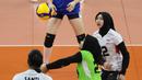 <p>Pemain Timnas voli putri Indonesia, Dya Hawa Nur Fitria (tengah) berusaha mengumpan bola saat menghadapi Kazakhstan pada laga Grup B AVC Challenge Cup 2024 di Rizal Memorial Coliseum, Manila, Filipina, Sabtu (25/5/2024). Indonesia kalah 0-3 (17-25, 13-25, 22-25). (Asian Volleyball Confederation)</p>