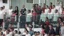 Presiden Joko Widodo, Wapres Jusuf Kalla dan jajaran Menteri Kabinet menyanyikan lagu Indonesia Raya sebelum pertandingan persahabatan Indonesia - Islandia di Stadion GBK, Jakarta, Minggu (14/1). (Liputan6.com/Faizal Fanani)
