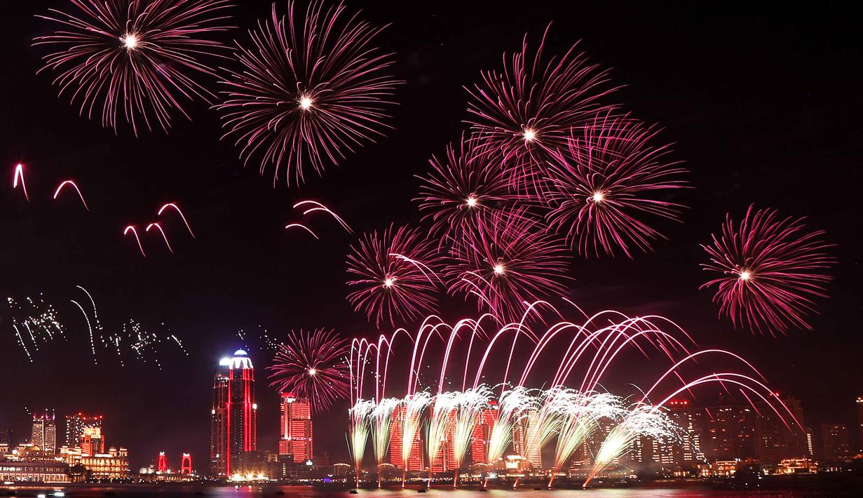 Pertunjukan kembang api terlihat di atas kompleks kebudayaan Katara selama perayaan untuk menandai dimulainya Idul Adha, Hari Raya Kurban, di Doha, Qatar, pada Rabu 27 Mei 2026. (Karim JAAFAR/AFP)