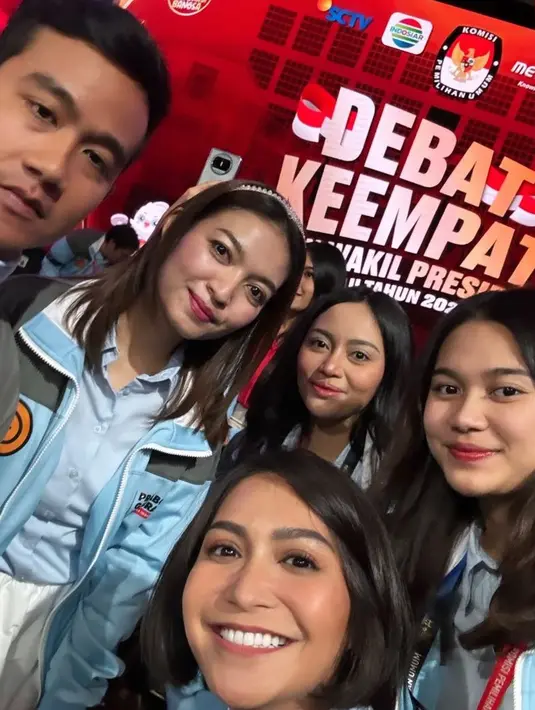 Tak lupa, ia pun selfie bersama Gibran Rakabuming Raka sebagai salah satu wakil calon presiden dan istri Selvi Ananda. Serta bersama Caca Tengker dan Rachel Vennya. [@cacatengker]