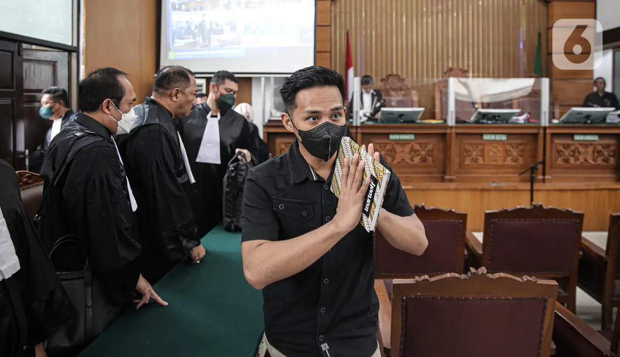 Terdakwa kasus dugaan pembunuhan berencana terhadap Brigadir Nofriansyah Yosua Hutabarat, Richard Eliezer usai menjalani sidang lanjutan di Pengadilan Negeri Jakarta Selatan, Rabu (7/12/2022). Ferdy Sambo menjadi saksi untuk terdakwa Richard Eliezer, Ricky Rizal dan Kuat Ma'ruf di persidangan perkara pembunuhan berencana Brigadir J. (Liputan6.com/Faizal Fanani)