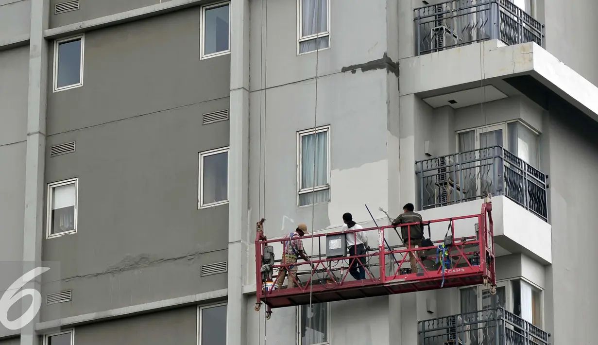 Sejumlah pekerja menyelesaikan pengecetan apartemen di kawasan Permata Hijau, Jakarta, Kamis (25/6/2015). Pemerintah menginstruksikan perusahaan untuk segera menerapkan Sistem Manajemen Keselamatan dan Kesehatan Kerja (SMK3). (Liputan6.com/Johan Tallo)