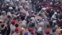 Potongan video kericuhan yang terjadi saat demo di depan DPRD Sinjai Sulsel. (Liputan6.com/ Fauzan)