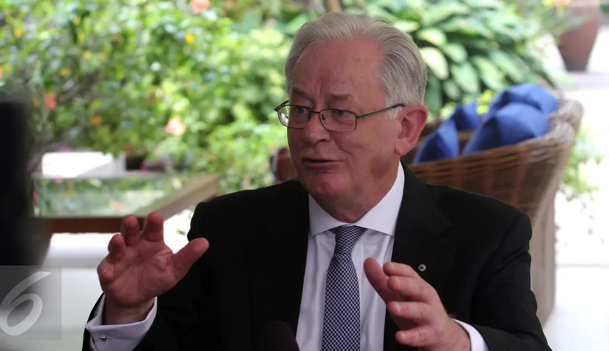 Menteri Perdagangan dan Investasi Australia Andrew Robb memberikan keterangan pers di kediaman Kedubes Australia, Jakarta, Senin (21/9/2015). Australia akan memperkukuh kerjasama ekonomi dan investasi dengan Indonesia. (Liputan6.com/Angga Yuniar)