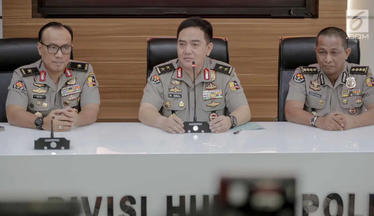Kadiv Humas Mabes Polri Irjen Pol Muhammad Iqbal (tengah) memberi keterangan terkait penangkapan Andi Arief di Jakarta, Senin (4/3). Andi kedapatan mengonsumsi narkoba jenis sabu bersama seorang wanita di kamar hotel. (Liputan6.com/Faizal Fanani)