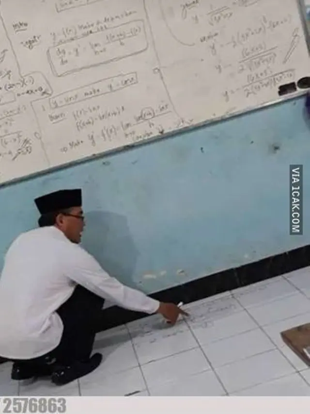 6 Aksi Guru Terlalu Semangat Mengajar Ini Kocak, Murid Terheran-Heran