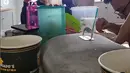 Umi Pipik sibuk berdakwah, sementara Adiba dan Abidzar sibuk di industri hiburan. Tak heran jika momen sederhana makan siang bersama ini kehangatannya sangat terasa meski hanya bincang ringan di meja makan. Bahkan tak sedikit warganet yang juga merasa kehangatan Umi Pipik bareng empat buah hatinya yang kini sudah beranjak remaja dan dewasa. (Liputan6.com/IG/@_ummi_pipik_)