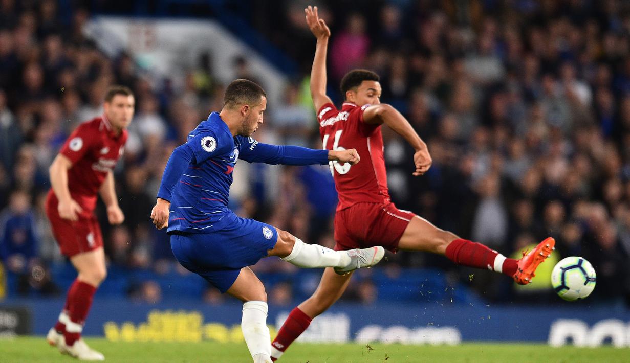 Bek Liverpool, Trent Alexander-Arnold, berusaha menghadang tendangan gelandang Chelsea, Eden Hazard, pada laga Premier League di Stadion Stamford Bridge, London, Sabtu (29/9/2018). Kedua klub bermain imbang 1-1. (AFP/Glyn Kirk)