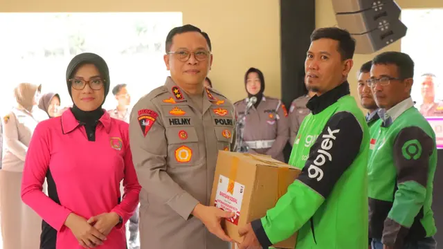 Kalolda Lampung, Irjen Pol Helmy Santika saat memberikan bingkisan sembako ke driver ojek onlien di Bandar Lampung. Foto : (Istimewa).