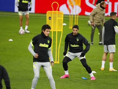 Striker Atletico Madrid, Luis Suarez, tampak serius saat sesi latihan jelang laga Liga Champions di Moskow, Senin (2/11/2020). Atletico Madrid akan berhadapan dengan Lokomotiv Moscow. (Yuri Kochetkov/Pool via AP)