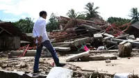 Presiden Joko Widodo atau Jokowi meninjau lokasi terdampak tsunami Selat Sunda di Carita, Banten, Senin (24/12). Sebanyak 57 orang dinyatakan masih hilang usai tsunami yang menerjang Banten dan Lampung. (Liputan6.com/Angga Yuniar)