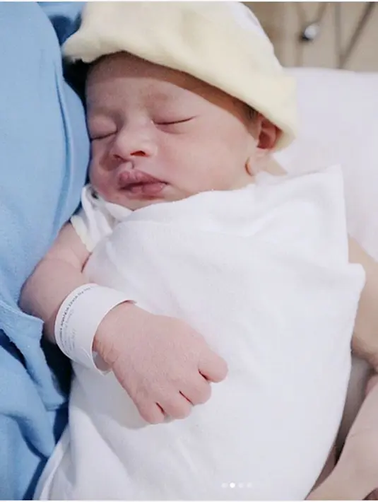 "Alhamdulillah... berkat rahmat & ridho Allah SWT telah lahir dengan Normal anak laki-laki pertama kami pada Hari Senin tanggal 20 Maret 2017. Pukul 20.53Wib." tulis melodyprima sambil mengunggah foto buah hatinya Selasa (21/3). (Instagram/@melodyprima)