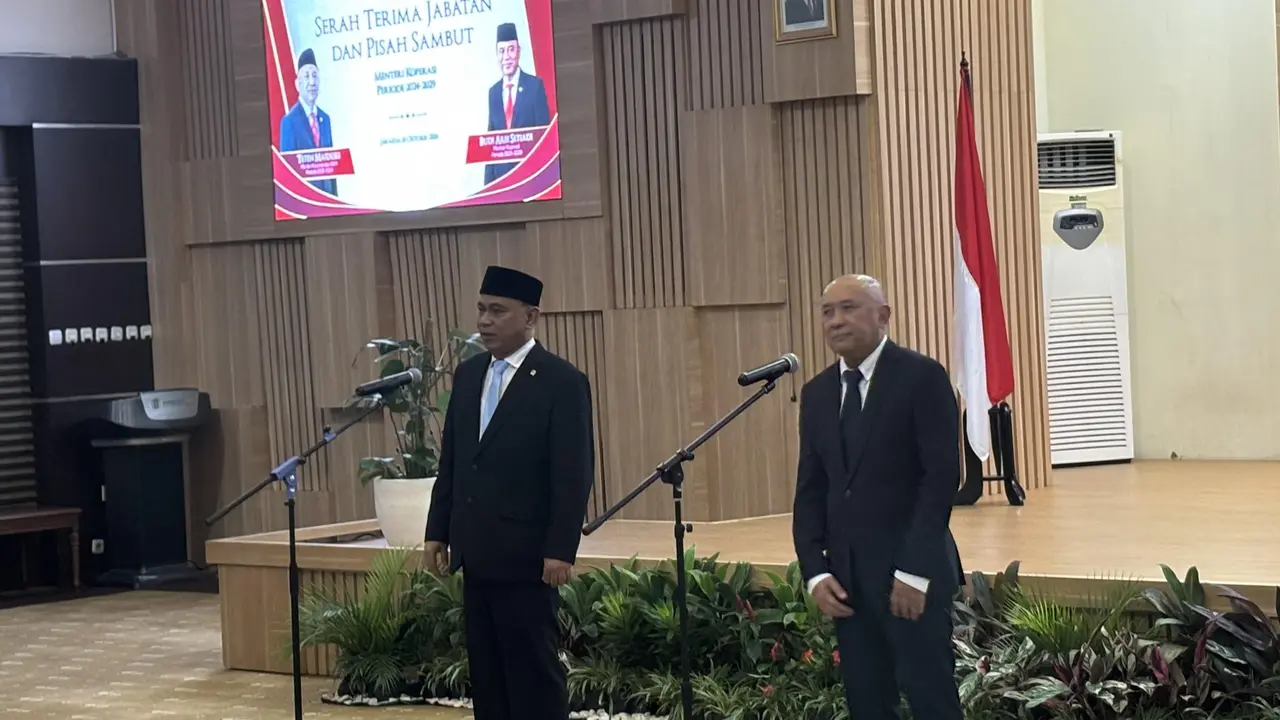 Menteri Koperasi dan UKM Periode 2019-2024 Teten Masduki melakukan Serah terima jabatan (Sertijab) Menteri Koperasi Periode 2024-2029 kepada Budi Arie Setiadi. (Tira/Liputan6.com)