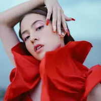 Riasan mata soft pink yang romantis dan lembut dan eyeliner shocking pink. [@zaraadhsty]