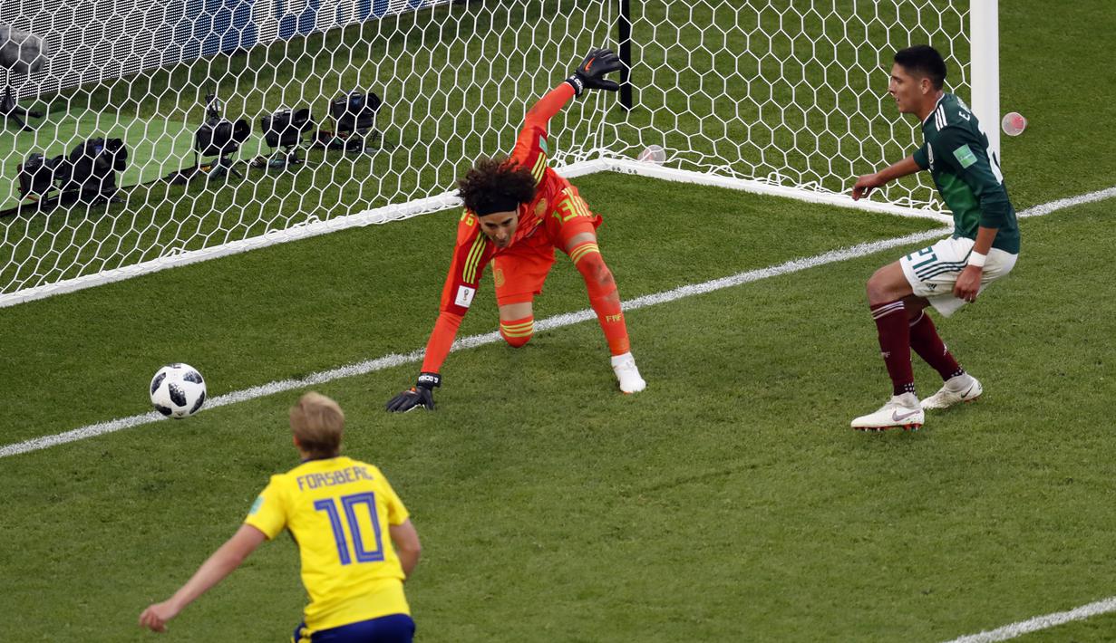 Kiper Meksiko, Guillermo Ochoa gagal menghalau bola yang masuk ke gawangnya saat melawan Swedia pada laga grup F Piala Dunia 2018 di Yekaterinburg Arena, Yekaterinburg, Rusia, (27/6/2018).  Swedia menang telak 3-0 atas Meksiko. (AP/Efrem Lukatsky)
