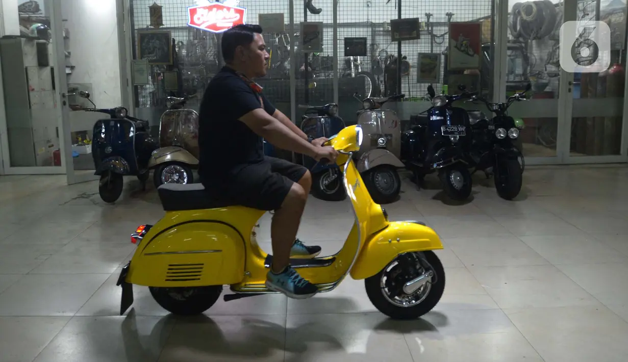Pengendara mengetes motornya usai dimodifikasi di Jakarta, Selasa (29/3/2022). Modifikasi motor tersebut merupakan konversi  bahan bakar minyak ke motor listrik. (merdeka.com/Imam Buhori)