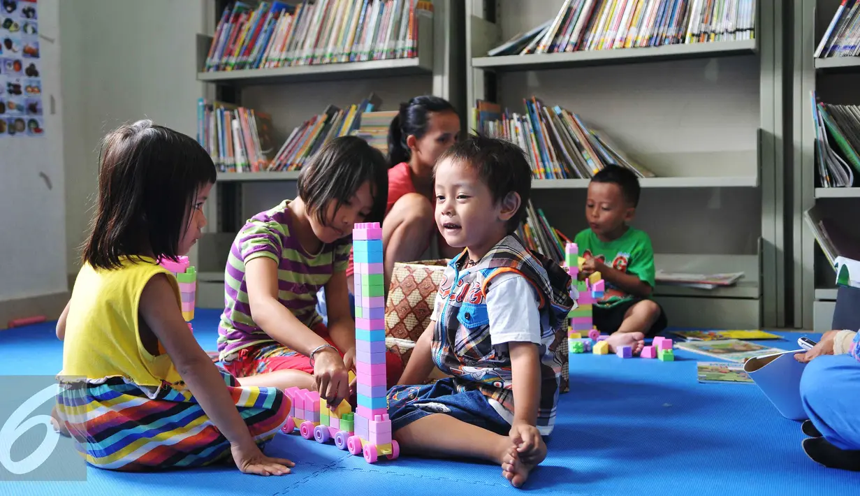 Sejumlah anak saat melakukan aktivitas di rusun Jatinegara barat, Kamis, (10/09/15). Rusun yang ini juga tengah membangun masjid dan Pendidikan Anak Usia Dini (PAUD), dan koperasi. (Liputan6.com/Gempur M Surya)