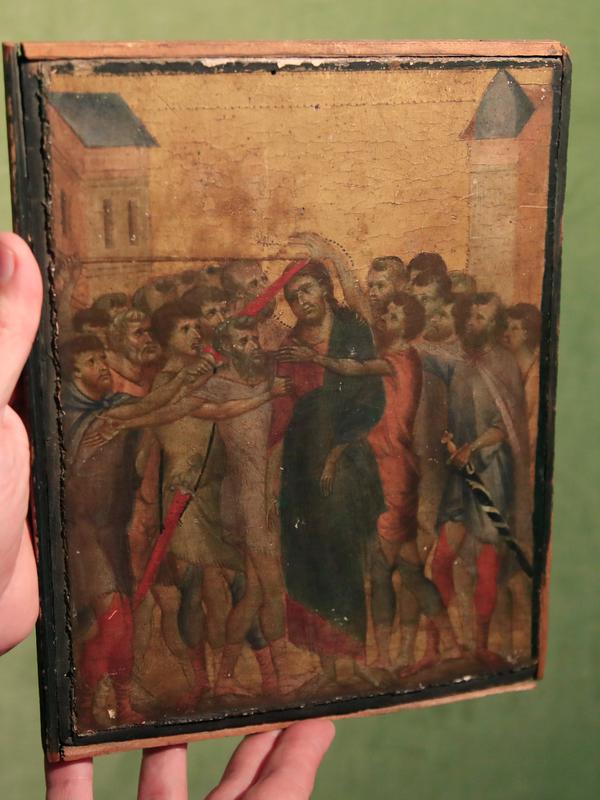 Pakar seni Stephane Pinta memperlihatkan lukisan “Christ Mocked” karya seniman Cimabue dari abad ke-13 di Paris, 24 September 2019. Lukisan berukuran 20 x 26 cm (10 inci) itu, diyakini sebagai bagian dari diptych yang terdiri dari delapan panel kecil. (AP/Michel Euler)