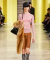Melalui koleksi ini, Miuccia mengajak kita merenung dan berdiskusi tentang identitas perempuan yang bebas dari batasan konvensional. [Dok/Miu Miu].