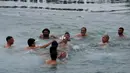 Seorang peziarah mencium salib setelah dilemparkan oleh pendeta Ortodoks ke dalam air saat upacara Epiphany di Ayia Napa, Siprus, 6 Januari 2022. Epiphany adalah sebuah hari raya keagamaan dalam sejumlah denominasi gereja Kristen pada tanggal 6 Januari. (AP Photo/Petros Karadjias)