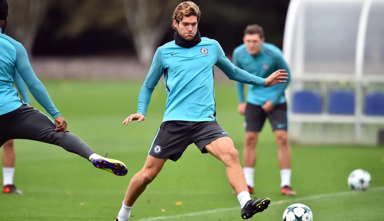 Bek Chelsea, Marcos Alonso berusaha merebut bola saat mengikuti sesi latihan di London, Inggris (17/10). Chelsea akan bertanding melawan wakil Italia, AS Roma pada grup C Liga Champions. (AFP Photo/Glyn Kirk)