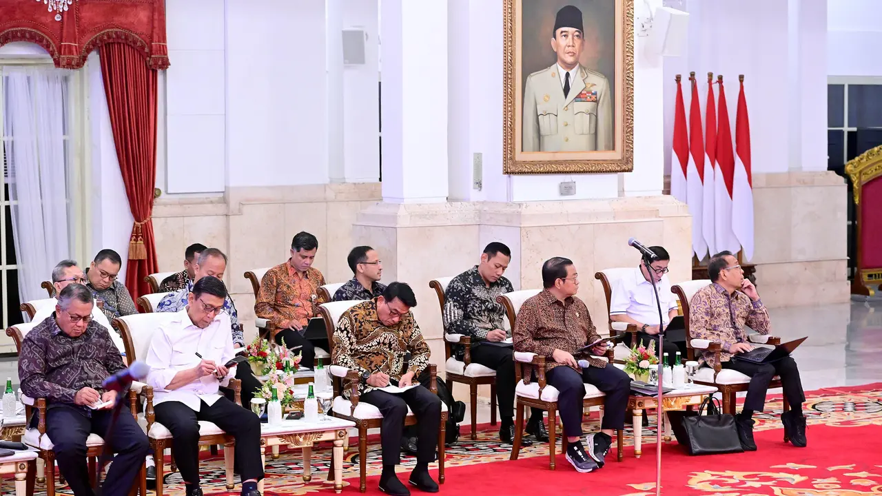 Presiden Jokowi mengumpulkan sejumlah menteri pada Senin (26/2/2024). Salah satu hal yang dibahas yakni, makan siang gratis
