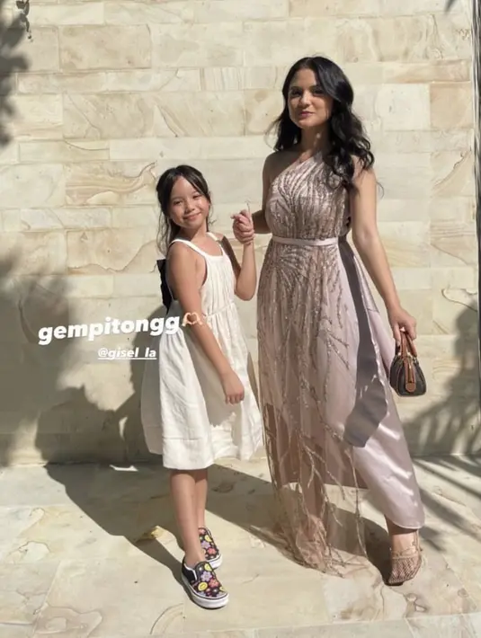 Gempita pun mengenakan dress putih spagetti strap, yang dipadukan dengan sepatu hitam bermotif model slipon. [@aruanmarsha]