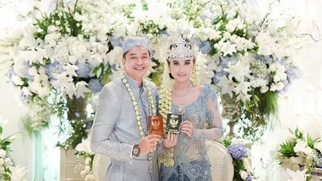 Tak Banyak Undang Tamu, Ini 6 Potret Pernikahan Adly Fairuz dan Angbeen Rishi