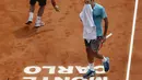 Ekspresi Roger Federer saat takluk dari Gael Monfils (REUTERS/Eric Gaillard)