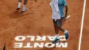 Ekspresi Roger Federer saat takluk dari Gael Monfils (REUTERS/Eric Gaillard)