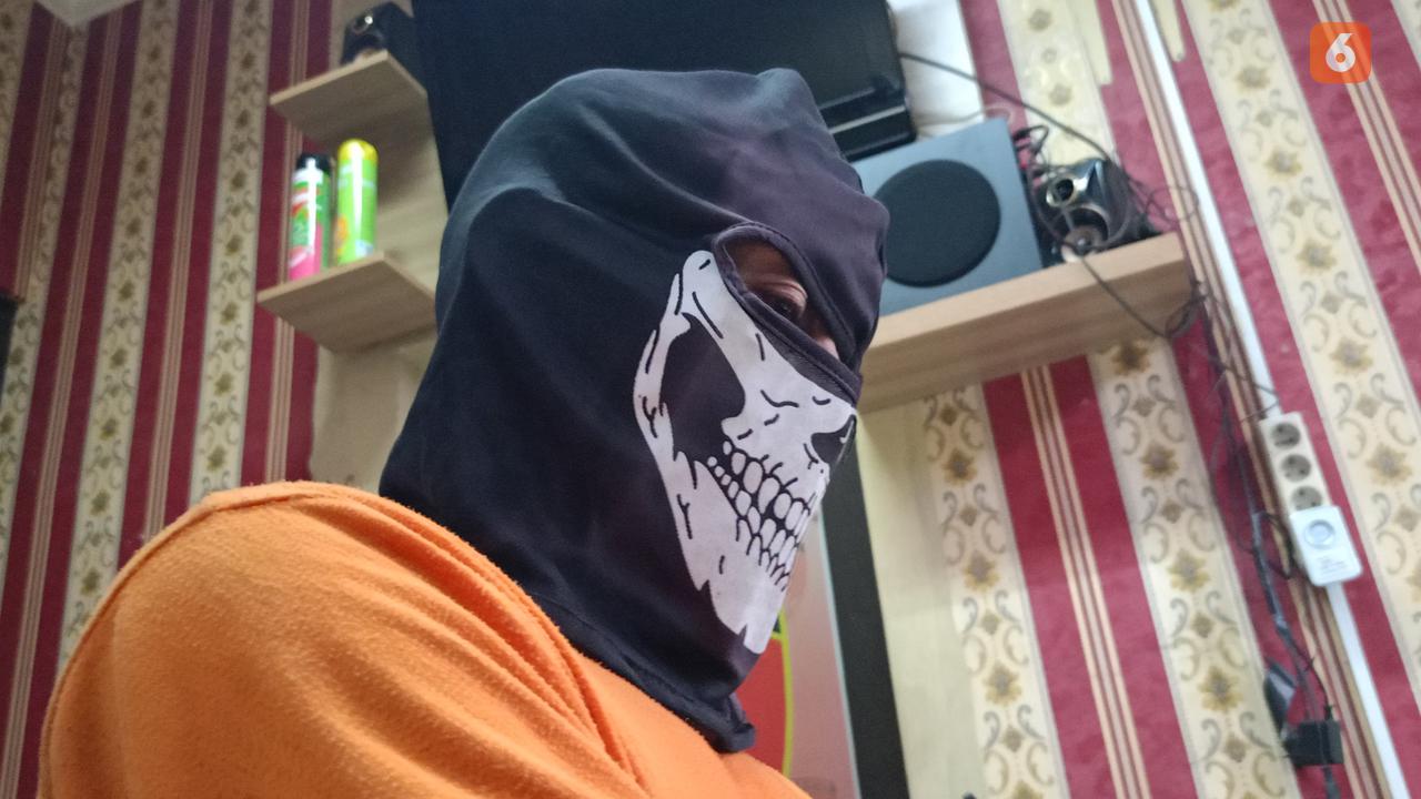 Tersangka Rudapaksa Pria Dibawah Umur Diperiksa di Satreskrim Polres Serang. (Selasa, 30/04/2024). (Yandhi Deslatama/Liputan6.com).g.